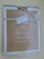 Paire De Bas Nylon Mousse  VINTAGE Neuf Jamais Porté , LE BOURGET  Couleur FOUINE (Chair)  , Taille 0 , Années 60/70 - Kousen