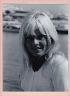 SYLVIE VARTAN Photo Noir Et Blanc Format Environ 20 X 27 CM - Célébrités