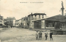 63 - VIC LE COMTE - PUY DE DOME - LA RUE DU JEU DE PAUME - ANIMEE - VOIR SCANS - Vic Le Comte