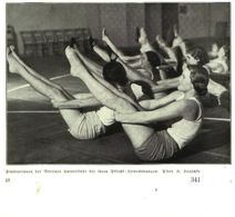 Studentinnen Der Berliner Universität Bei Ihren Pflicht-Leibesuebungen / Druck, Entnommen Aus Zeitschrift /1935 - Colis