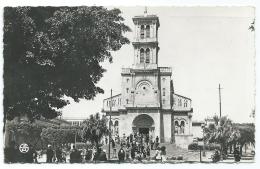 CPSM TRES ANIMEE BONE, GROSSE ANIMATION DEVANT LA CATHEDRALE, Format 9 Cm Sur 14 Cm Environ, ANNABA, ALGERIE - Annaba (Bône)