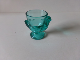 COQUETIER EN VERRE VERT EN FORME DE POULE  VERRERIE D ARQUES LE VIEUX PANEE 6.5 X 7.5 CM 110 GR - Autres & Non Classés