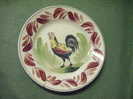 Assiette -decor  Coq -terre De Fer H B Choisy Le Roi  N°4 E 11 Diametre 22 Cm- -etat Voir Scan :fel - Other & Unclassified