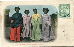MADAGASCAR CARTE POSTALE DE NOSSI-BE GROUPE DE FEMMES ANTAKAVA DEPART -20- 18 JUIN 06 MADAGASCAR POUR LE TONKIN - Brieven En Documenten