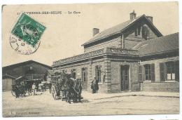 CPA ANIMEE AVESNES SUR HELPE, ANIMATION DEVANT LA GARE, NORD 59 - Avesnes Sur Helpe