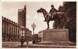 Italie : TORINO : Piazza Castello , Monumento Al Cavaliere D'italia ( Cpsm-  Fotobrillante ) - Plaatsen & Squares