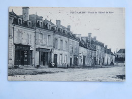 C.P.A. : 86 PLEUMARTIN : Place De L'Hôtel De Ville, Animé - Pleumartin