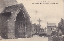 SAINT-SULIAC - Le Porche Et Le Calvaire - Vieille Femme à La Canne - Saint-Suliac