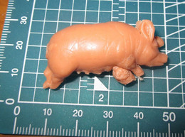 MAIALE PIG MENTRE ALLATTA Figure - Schweine