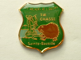 Pin's  TIR A L'ARC - LES ARCHERS DE L'OUSTAU - TIR CHASSE - SAINTE BAZEILLE - Tir à L'Arc