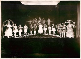 GRANDE PHOTOGRAPHIE : BEAUNE-LA-ROLANDE DANSES ECOLE NOTRE-DAME 1919 SPECTACLE 45 LOIRET - Beaune-la-Rolande