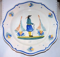 ANCIEN GRAND PLAT HENRIOT QUIMPER (LB)  N°126 / HOMME A LA CANNE / 33.5 Cm   BE - Quimper/Henriot (FRA)