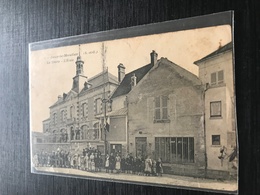 95  Jouy Le Moutier Mairie Ecole Enfants Des Classes  Maitresses Drapeaux - Jouy Le Moutier