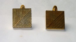 RARE ANCIENNE PAIRE DE BOUTONS PLAQUE OR CISELÉES  BE  1.8 X 1.8 Cm Environ - Cuff Links & Studs