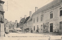 CPA SAINT PIERRE LE MOUTIER 58 - L'hôtel De Ville Et La Place Du Marché - Saint Pierre Le Moutier