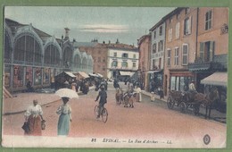 CPA - VOSGES - EPINAL - LA RUE DE L'ARCHE - Belle Animation Colorisée, Le Marché Couvert, Commerces, Attelage, Cycliste - Epinal