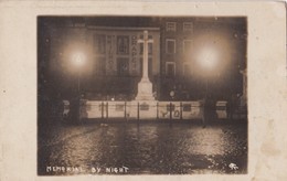 Carte Photo Vers 1920 ? MEMORIAL BY NIGHT / AYLESBURY (il Est écrit "bank House,drapers") - Buckinghamshire