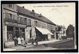 CPA ANCIENNE FRANCE- VALDOIE (90)- L'ARRIVÉE SUR LA PLACE- TERMINUS TRAMWAY- EPICERIE-  CAFÉ- ANIMATION GROS PLAN - Valdoie