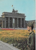 Berlin - Haupstadt Der DDR  :  Garde Frontière Armée Populaire Nationale - Porte De Brandebourg