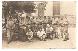 Carte Photo MILITARIA  Groupe De Soldats épluchant Des Pommes De Terre ? - Otras Guerras