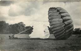 MILITARIA PARACHUTISME - Carte Photo D'un Atterissage De Parachute Aux Alentours De CHAVILLE Années 1940 - Parachutisme