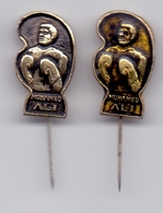 2 Different Boxing Pin MUHAMMAD ALI CASSIUS CLAY - Yugoslavia Edition - Kleding, Souvenirs & Andere