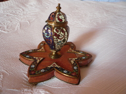 Magnifique Encrier En Cloisonné Et Marbre Sur Une Base Héxagonale Avec 3 Pieds En Bronze Fin XIXè - Inkwells