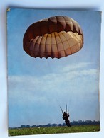 C.P.A. : PARACHUTISME Arrivée Au Sol - Parachutting