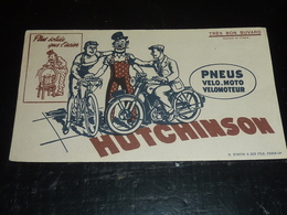 BUVARD PNEU VELO-MOTO-VELOMOTEUR HUTCHINSON PLUS SOLIDE QUE L'ACIER DESSIN D'APRES MICH - TRES BON BUVARD CYCLISTE (AD) - Moto & Vélo