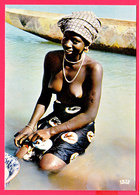 CPM- ZAÏRE 1974- JEUNE FEMME Seins Nus - JOUR De LESSIVE * TOP ** 2 SCANS - Kinshasa - Leopoldville (Leopoldstadt)