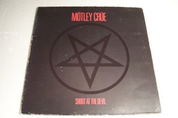 MOTLEY  CRUE  - SHOUT AT THE DEVIL - DISQUE  VINYLE  33 T  -( Année 1983) - - Hard Rock & Metal