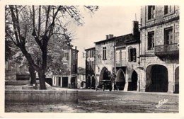 47 - MONTFLANQUIN Un Coin De La Place ( Commerces : Imprimerie - Grand Café, Auto ) CPSM Photo N/B PF - Lot Et Garonne - Monflanquin