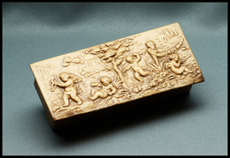 Boîte En Cuir Beige, à Décor D'angelots En Relief Sur Couvercle, 3 Comp., 90x38x28mm. - TB - Kisten Für Briefmarken