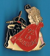 PIN'S //   ** FÊTE DE LA MADELEINE '92 / MONT DE MARSAN ** - Bullfight - Corrida