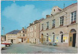 Orne :  Près Flers :  ATHIS De L ' Orne : La  Place De L église , Hotel  Du Lion D ' Or  1972, Mobylette - Athis De L'Orne