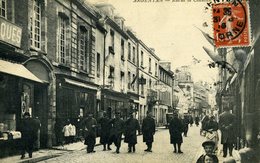61- Orne _  Argentan_ Rue De La Chaussé ( Tres Animée  Militaires .) Circulé8/1915 - Argentan
