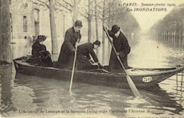 Cpa Innondations 1910, De Lesseps Et La Baronne Delagrange Traversent L Av Montaigne - Inondations De 1910