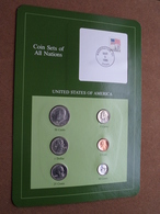 UNITED STATES OF AMERICA ( From The Serie Coin Sets Of All Nations ) Card 20,5 X 29,5 Cm. ) + Stamp '86 ! - Colecciones