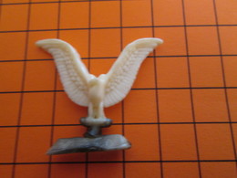 319b Figurine Publicitaire Années 50/60 OISEAU AIGLE ? , Ronde-bosse , Plastique Dur Couleur Ivoire - Vögel