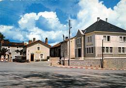 87-NIEUL- PLACE DE LA MAIRIE ( VOIS POMPES A ESSENCE ) - Nieul