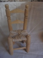 Ancien - Petite Chaise En Bois Et Paille Pour Poupée - Mobilier