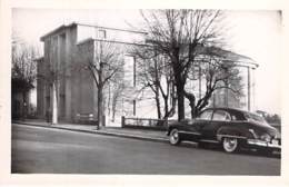 01 - TREVOUX : La Salle Des Fêtes ( Limousine En 1er Plan ) CPSM Photo Noir Et Blanc Format CPA - Ain - Trévoux