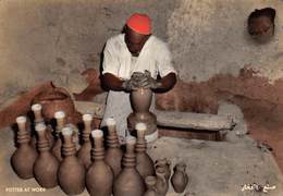 Bahraïn - A'ALI - Potter At Work - Copyright M. Shakib, General Stores - Potier - Pottery Workshop - Bahrain