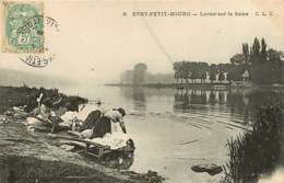 050519 - 91 EVRY PETIT BOURG Lavoir Sur La Seine - Laveuse Lavandière - Evry