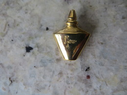 Jolie Petite Broche Miniature Bouteille De Parfum YVES ROCHER 8ème Jour -  Taille 1.5 Cm Neuve - Accessoires