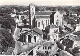 85 - TALMONT ST HILAIRE : La Halle - L'Eglise - CPSM Dentelée Noir Et Blanc Grand Format 1964 - Vendée - Talmont Saint Hilaire