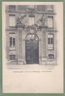 CPA Dos Précurseur, Vue Peu Courante - YVELINES - VERSAILLES - PORTE DE LA BIBLIOTHEQUE - RUE GAMBETTA - - Versailles