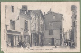 CPA Vue Rare - DEUX SEVRES - THOUARS - RUE SAUGÉ - Belle Animation, Commerces - édition Pimbert à Loudun - Thouars