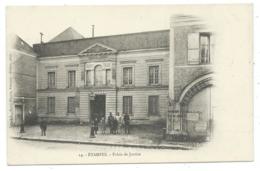 CPA ANIMEE ETAMPES, ANIMATION DEVANT LE PALAIS DE JUSTICE, ESSONNE 91 - Etampes