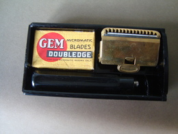 ANCIEN RASOIR   GEM   BLADES  DOUBLEDGE   ET LAMES  GEM. J R . AVEC SA BOITE - Toebehoren